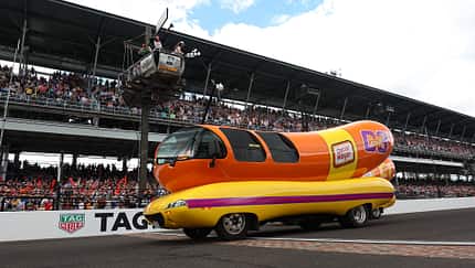 Indy 500 - Showrennen mit Wurst-Autos - Wienermobile - Oscar Mayer - Hot-Dog-Autos