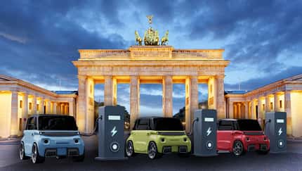 E-Auto laden bei Nacht.