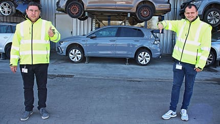 Autos reparieren mit Gebrauchtteilen Versicherung Schrottplatz Schrotthandel Teilehandel Kfz-Teile