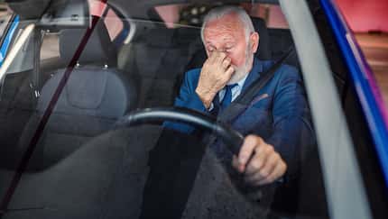 Autofahrer krank, Senior am Steuer