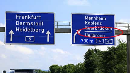 Autobahn Wegweiser Querstrich