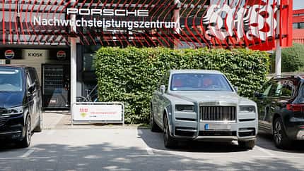Rolls-Royce Cullinan Undav und Demirovic VfB Stuttgart