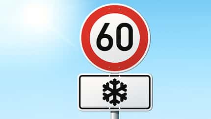 Tempolimit-Schild mit Schneeflocke