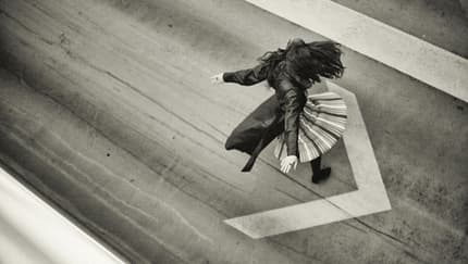 Frau tanzt auf Straße