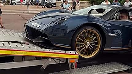 Pagani Huayra Roadster fällt vom Anhänger Unfall
