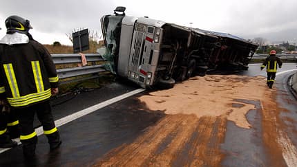 Lkw Lastwagen Unfall Diesel Motoröl ausgelaufen Bindemittel Feuerwehr