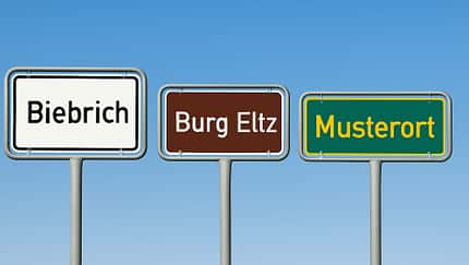 Ortsschilder in weiß, braun und grün