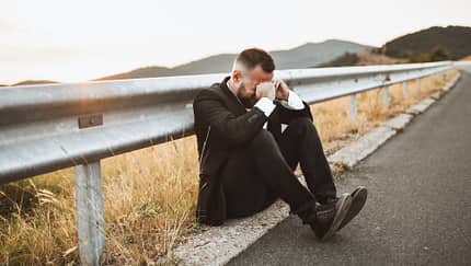 Mann weinend an Straße