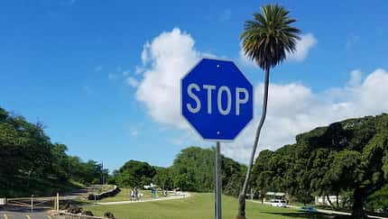 Blaues Stop-Schild Hawaii