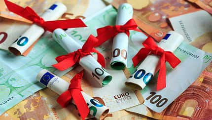 Geldscheine Euro Banknoten mit roter Schleife Förderung Prämie Geldgeschenk