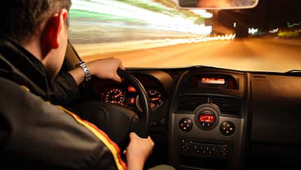 Raser bei Nacht at Night Mann