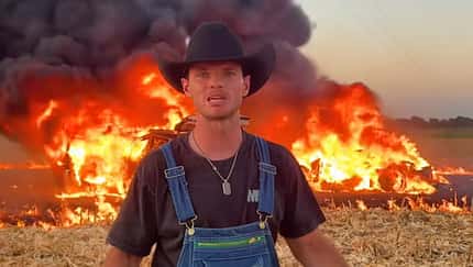 WhistlinDiesel, Cody Detwiler, Youtube, Ferrari F8 Tributo brennt, Festnahme, Verdacht Steuerhinterziehung, 11/2025 Youtuber WhistlinDiesel vor seinem brennenden Ferrari F8 Tributo (rechts) und einem ebenfalls brennenden Begleitfahrzeug.