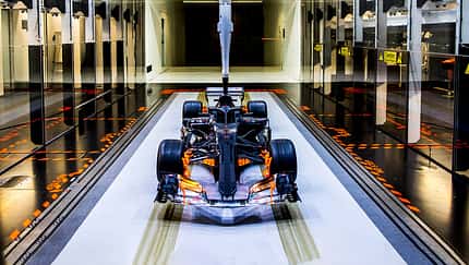 Mercedes - Windkanal - Entwicklung - Fabrik Brackley