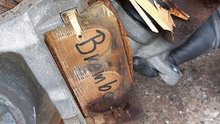 Holzbremsklötze an einem Mercedes GLE 400.