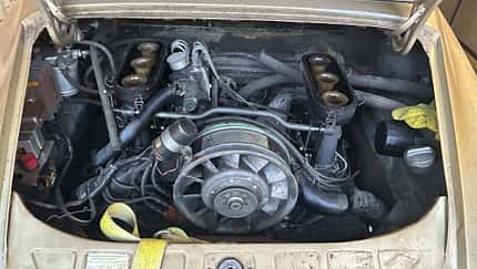 Porsche 911 E Targa unter Kiefernzapfen begraben