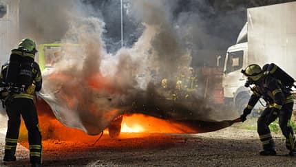 TechnikProfi, Hochvoltsysteme, Risiko, Management, BEV, Feuerwehreinsatz, Löschdecke, E-Fahrzeug TechnikProfi_2025_25_03_7