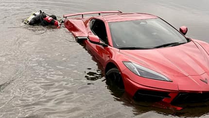 Corvette C8 im Teich versunken Corvette C8 im Teich versunken