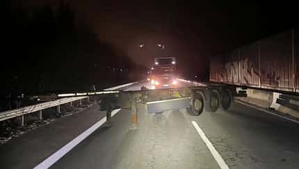 Sattelauflieger Lkw Autobahn Polizei