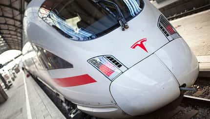 Deutsche Bahn ICE mit Tesla-Logo