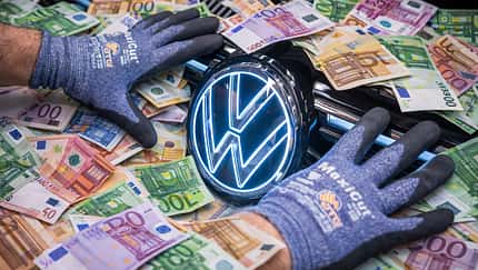 VW Logo Emblem beleuchtet Werk Produktion Geldscheine