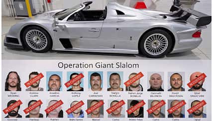 Mercedes CLK GTR Roadster und Liste mit Verdächtigen (links oben Ryan Wedding)