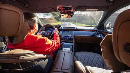  Mercedes S 500, Cockpit mit fahrer