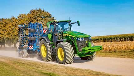 02/2026 John Deere 8R Traktor