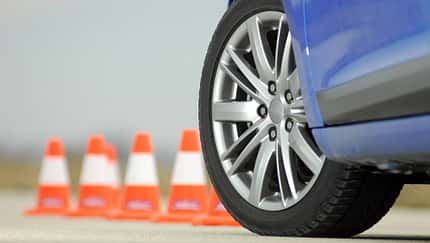 Sommerreifen Test Symbolbild Pylonen