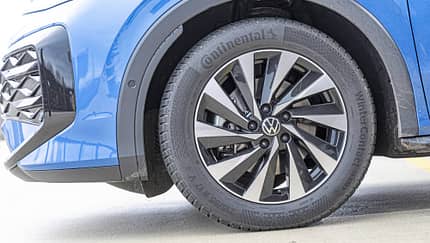 Detailaufnahme des Vorderrads eines VW T-Roc eTSI mit Continental WinterContact Reifen.