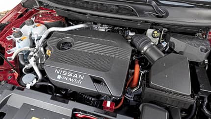 Detailaufnahme des Nissan Qashqai e-Power 156 Motorraums mit sichtbarem e-Power-Antrieb.