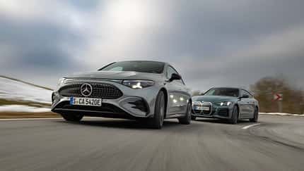 BMW i4 xDrive40 Gran Coupe, Mercedes CLA 350 EQ, Elektroauto, Limousine, Vergleichstest, Straße, Fahrdynamik, Winterlandschaft, Automobilbau, E-Mobilität BMW i4 xDrive40 Gran Coupe und Mercedes CLA 350 EQ fahren auf einer Landstraße bei winterlichen Bedingungen.