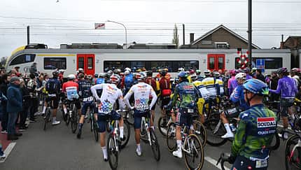 04/2026, Flandernrundfahrt Radrennen Bahnübergang Flandernrundfahrt Radrennen Bahnübergang
