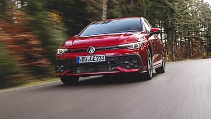 VW Golf GTI auf einer Landstraße, aufgenommen in der Bewegung, frontal fotografiert.