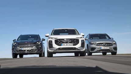 Audi Q3 SUV TFSI, Cupra Terramar 2.0, Mercedes GLA250 nebeneinander auf Fahrbahn, Frontalansicht.