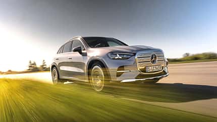 Mercedes GLC 400 4matic EQ fährt auf einer Straße, dynamische Perspektive, modernes SUV-Modell, silberne Lackierung, Bewegungseffekt im Vordergrund.