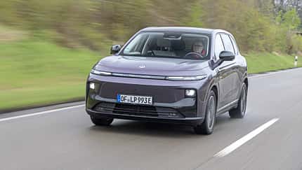 Leapmotor B10 ProMax, Elektroauto, SUV, Straße, Fahrzeug, Frontansicht, Fahrt, E-Mobilität, Automobil, 2024 Leapmotor B10 ProMax auf Landstraße, Frontalansicht, in Fahrt, mit Fahrer am Steuer.