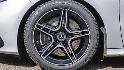 Mercedes Benz A200, AMG-Leichtmetallrad, Bridgestone-Reifen, Bremsscheibe, Kompaktklasse, Felge, Rad, Sport Auto, Vergleichstest, auto motor und sport Detailaufnahme eines Mercedes Benz A200 AMG-Leichtmetallrads mit Bridgestone-Reifen und gelochter Bremsscheibe.