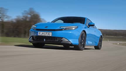 Honda Prelude eHEV i-MMD, Hybrid-Coupé, Honda, Straße, 2024, Frontansicht, Sportwagen, Hybridantrieb, Automobil, Fahrdynamik Honda Prelude eHEV i-MMD in Blau fährt auf einer Landstraße, Frontansicht, sportliches Hybrid-Coupé, Modelljahr 2024.