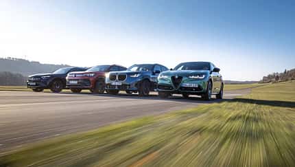 Mercedes GLC 220d 4Matic, BMW X3 xDrive 20d, Alfa Romeo Stelvio 2.0 Diesel, VW Tiguan 2.0 TDI, Mittelklasse-SUV, Vergleichstest, Diesel-SUV, Allradantrieb, Straßenfahrt, Automobilbau Vier Mittelklasse-SUVs – Mercedes GLC 220d 4Matic, BMW X3 xDrive 20d, Alfa Romeo Stelvio 2.0 Diesel und VW Tiguan 2.0 TDI – fahren nebeneinander auf einer Landstraße.