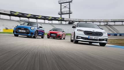 Skoda Fabia 130, MINI Cooper S, Audi A1, Hockenheim, Kompaktwagen, Vergleichstest, Rennstrecke, 1.5 TSI, 40 TFSI, Kleinwagen Drei Kompaktfahrzeuge – Skoda Fabia 130, MINI Cooper S und Audi A1 – fahren nebeneinander auf der Rennstrecke Hockenheim.