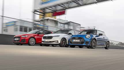 Drei Kompaktwagen (Skoda Fabia 130, MINI Cooper S, Audi A1) fahren nebeneinander auf einer Rennstrecke am Hockenheimring.
