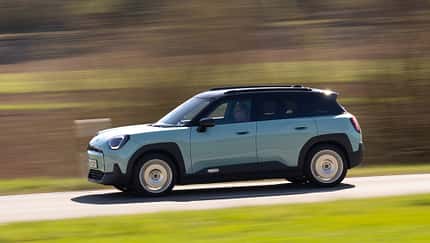 Mini Aceman SE, Mini Aceman 49.2kWh, Elektro-SUV, Elektroauto, Kompakt-SUV, Straße, Fahrzeug, Batterie 49,2 kWh, Mini, E-Mobilität Der Dateiname 'Mini Aceman SE 49.2kWh-HDS-17.jpg' liefert die exakte Modellbezeichnung und technische Spezifikation: Mini Aceman SE mit 49,2 kWh Batterie. Das Bild zeigt einen hellblauen Mini Aceman SE als Elektro-SUV in Seitenansicht auf einer Landstraße, fahrend, mit Fahrer am Steuer. Die IPTC-Keywords bestätigen das Modell und die Batteriespezifikation. Die visuelle Analyse zeigt ein modernes, kompaktes SUV mit typischem Mini-Design und klar erkennbaren Elektroauto-Merkmalen.
