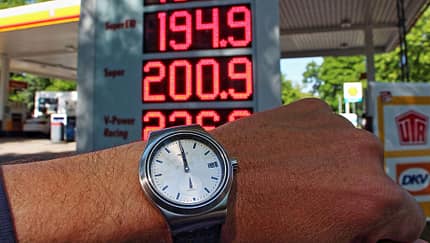 Tankstelle Kraftstoffpreisanpassungsgesetz Spritpreisbremse 12-Uhr-Regel Armbanduhr Symbolbild