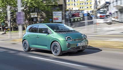 Renault Twingo E-Tech 80 Urban Range, Elektroauto, Stadtauto, Renault, Kleinwagen, Urban Range, 2024, Elektromobilität, Fünftürer, Citycar Renault Twingo E-Tech 80 Urban Range fährt auf einer städtischen Straße.