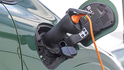 Renault Twingo E-Tech 80 Urban Range, Elektroauto, Ladevorgang, Ladeanschluss, Stromkabel, E-Mobilität, Renault, Kleinwagen, Stadtfahrzeug, Elektromobilität Detailaufnahme des Ladeanschlusses eines Renault Twingo E-Tech 80 Urban Range während des Ladevorgangs.