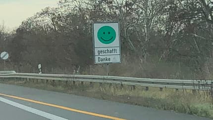 Smiley-Schild an der Autobahn