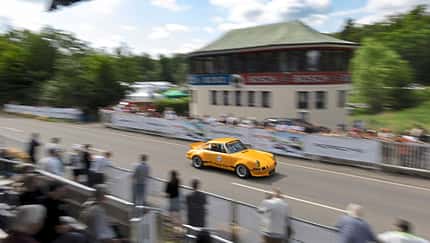 06/2026, Solitude, Revival, historischer Motorsport Solitude Revival 2024 Porsche 911 mit Zuschauern vor Start-Ziel-Turm