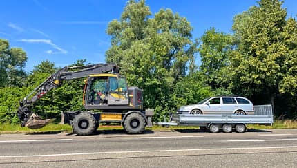 07/2026 Volvo Bagger zieht Auto auf Anhänger 07/2026 Volvo Bagger zieht Auto auf Anhänger