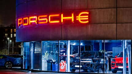 07/2026, Porsche Schriftzug Showroom mit Euro-Zeichen Porsche Schriftzug Showroom mit Euro-Zeichen