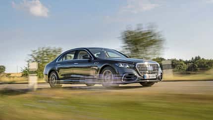 Mercedes S580, S-Klasse, Oberklasse-Limousine, Mercedes-Benz, Straße, Limousine, Fahrdynamik, 2024, Automobil, Fahrzeug Mercedes S580 Limousine fährt auf einer Landstraße, dynamische Seitenansicht, sommerliche Landschaft.